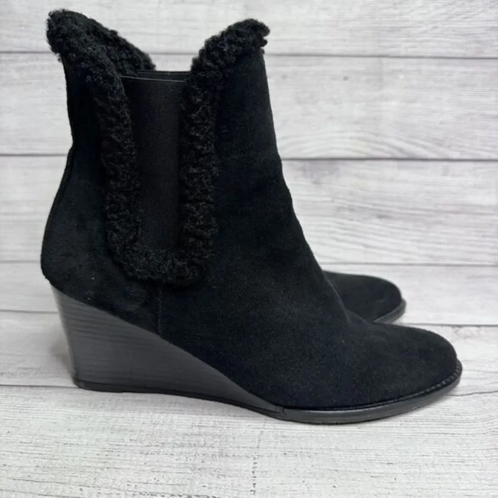 ANDREE ASSOUS Black Suede Sherpa Lined Chelsea Wedge Ankle Boots Women 9 Booties
